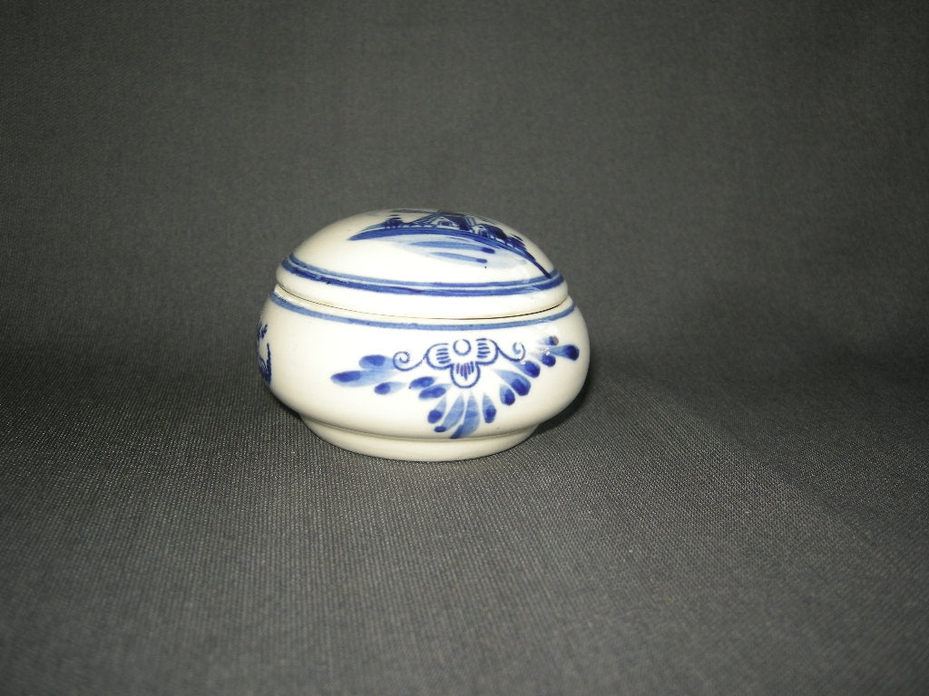 Delfts blauw diverse 024. klein dekseldoosje