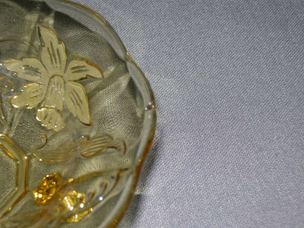 glas - kristal geel 027. schaaltje op pootjes