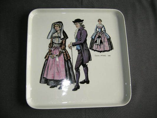 Villeroy & Boch diverse 031a. presenteerschaal klederdrachten 27,5 x 27,5 cm.