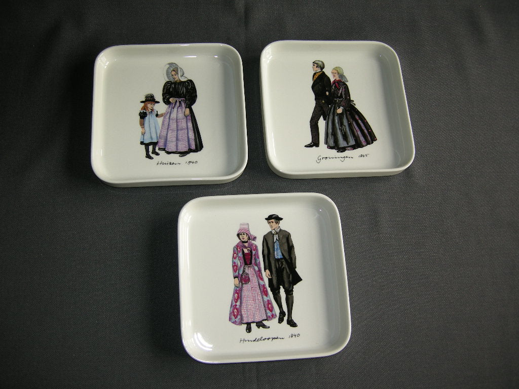 Villeroy & Boch diverse 031b. schaaltjes klederdracht 12,5 x 12,5 cm.