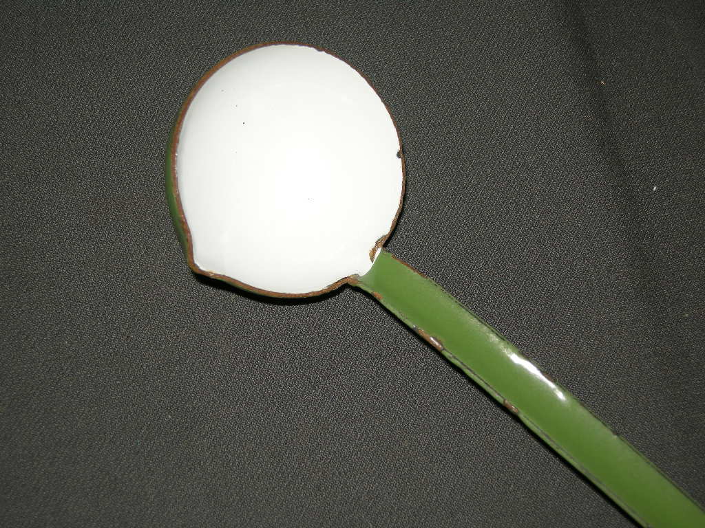 emaille resedagroen 038. sauslepel met schenktuitje