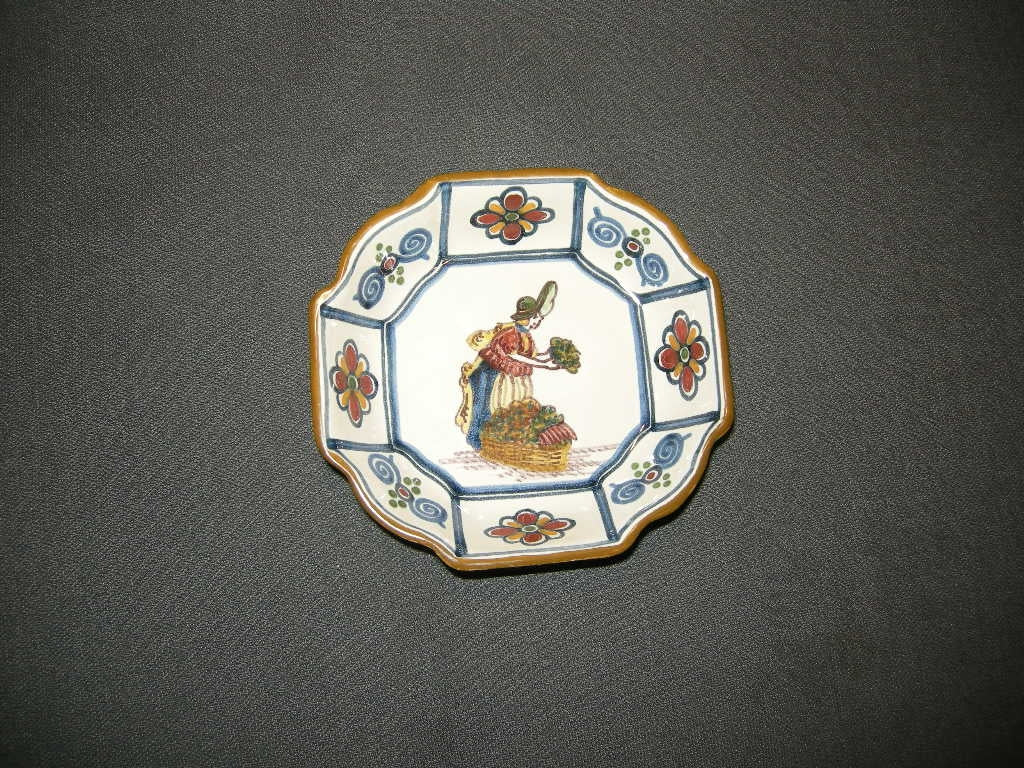 Makkum 003. schaaltje 11 x 10,5 x 3 cm.