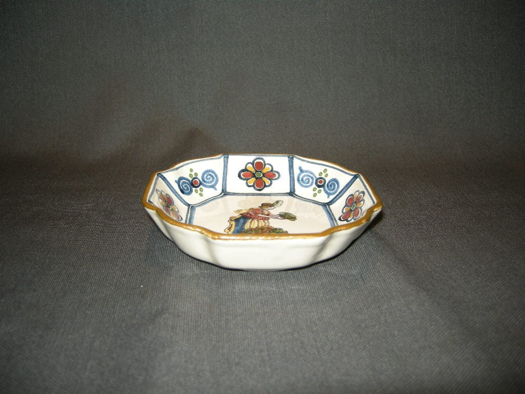Makkum 003. schaaltje 11 x 10,5 x 3 cm.
