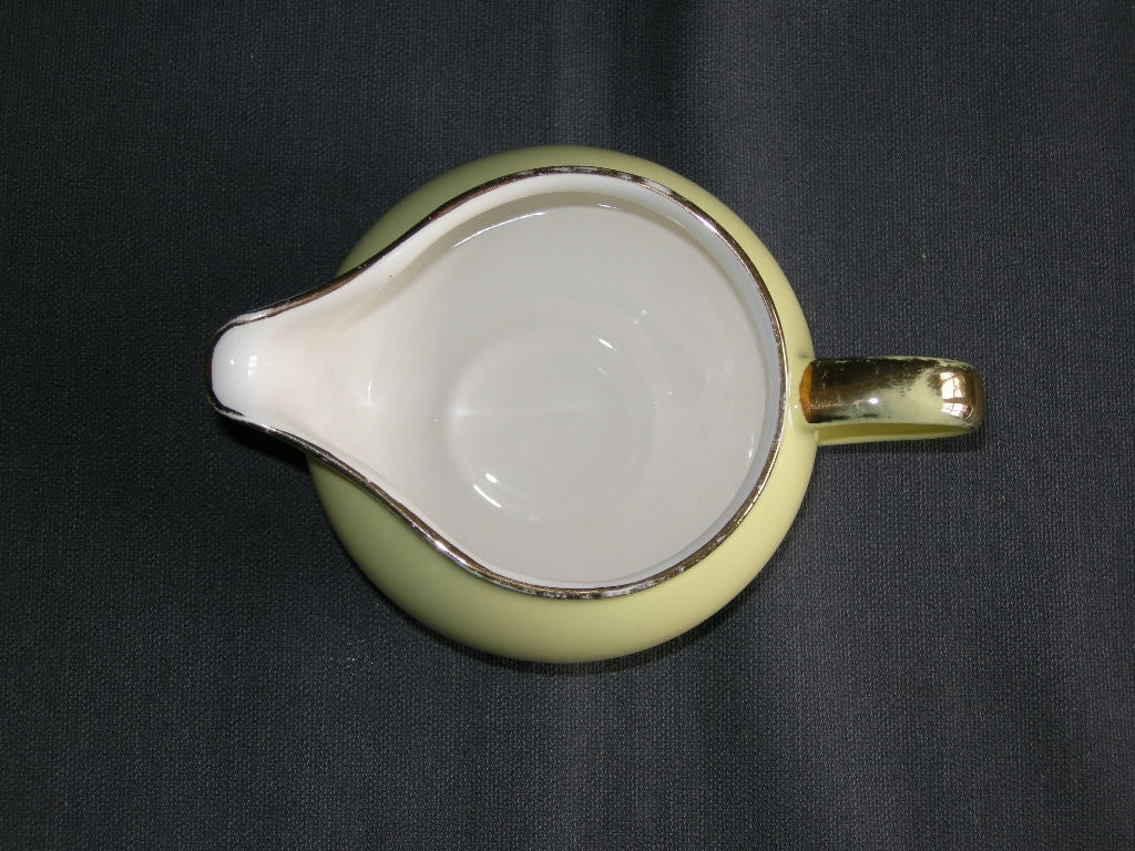 Petrus Regout / Royal Sphinx pastel geel 042. melkkannetje met goudkleurig randje