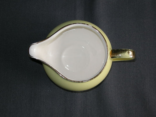 Petrus Regout / Royal Sphinx pastel geel 042. melkkannetje met goudkleurig randje