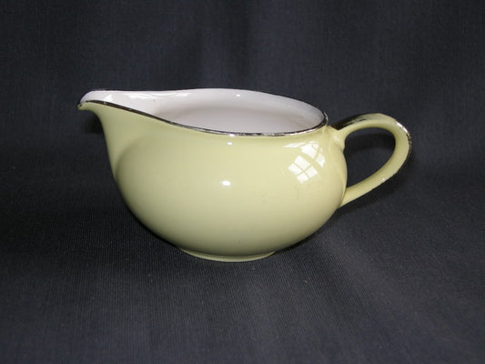 Petrus Regout / Royal Sphinx pastel geel 042. melkkannetje met goudkleurig randje