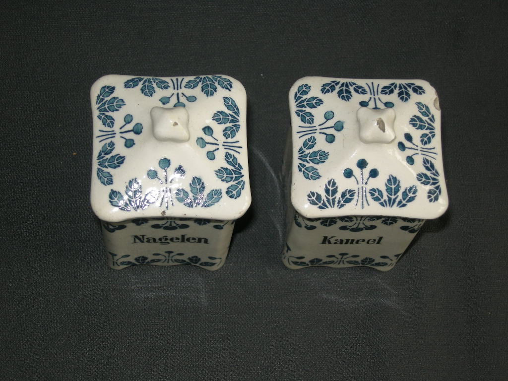 diverse serviesdelen 044. 2 kruidenpotjes