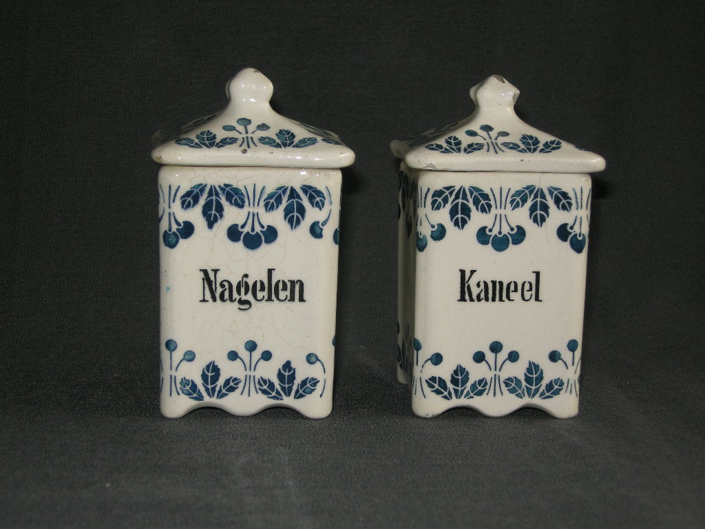 diverse serviesdelen 044. 2 kruidenpotjes