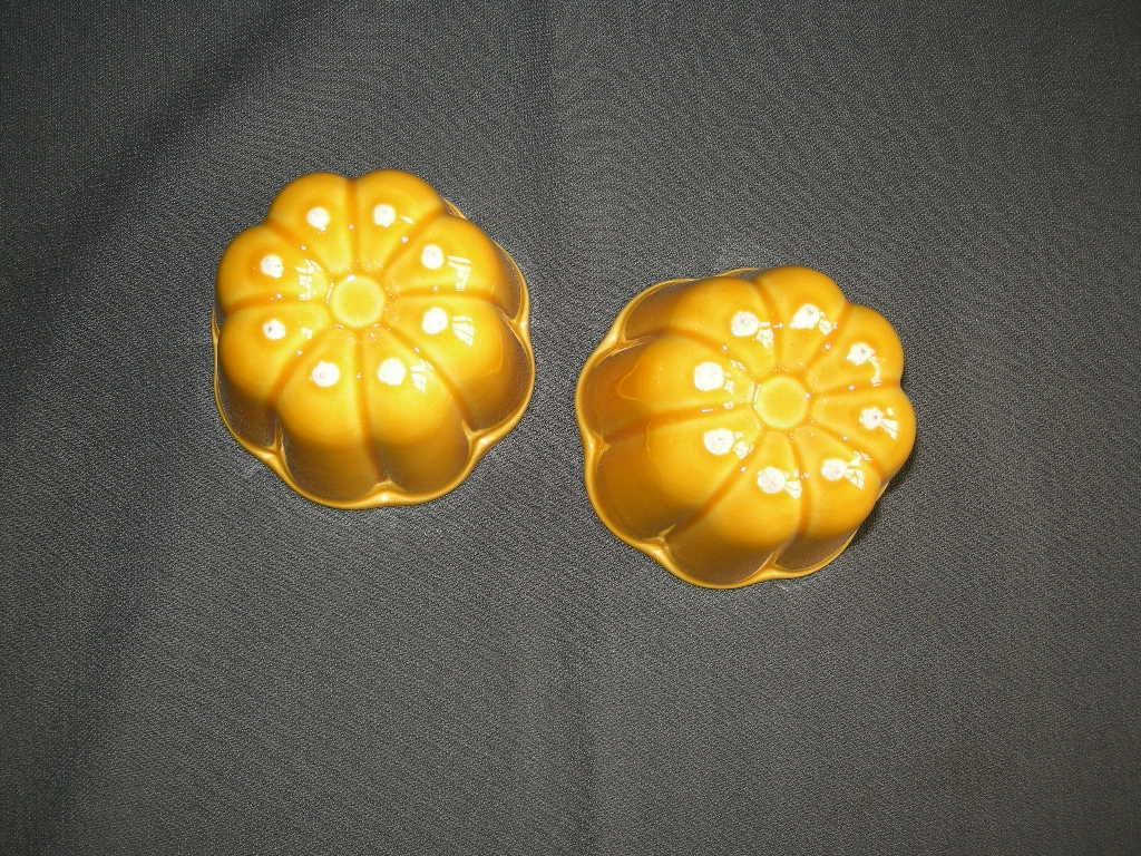 diverse puddingvormen 047. 2x okergeel