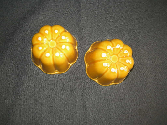 diverse puddingvormen 047. 2x okergeel