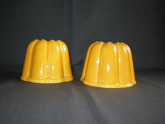 diverse puddingvormen 047. 2x okergeel