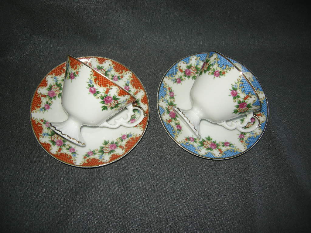 diverse serviesdelen 058. 2 kop & schotels op voetje