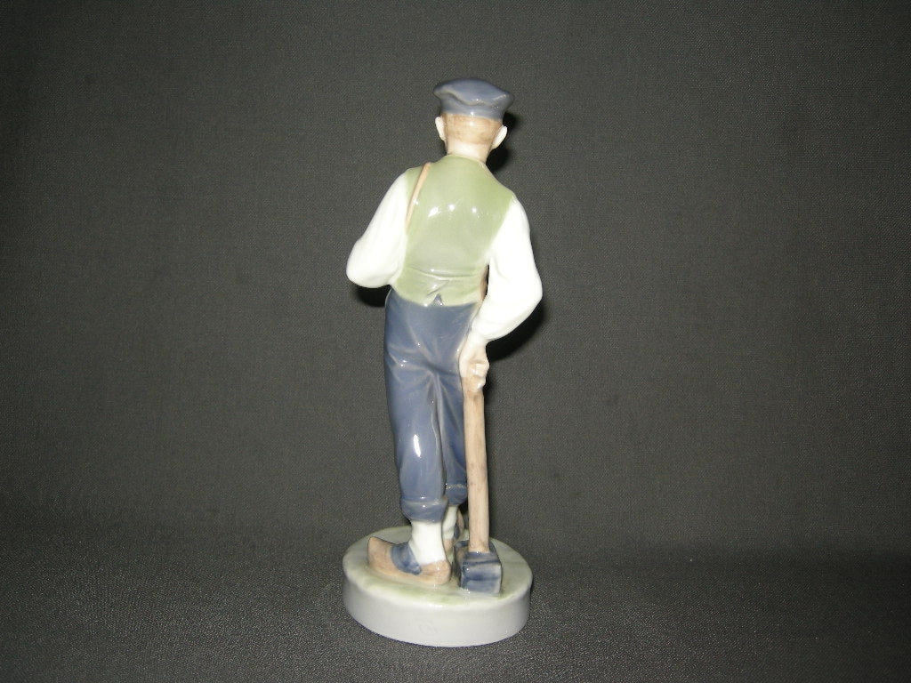 Royal Copenhagen diverse 001. beeldje jongen met hamer