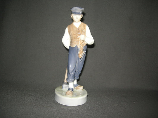 Royal Copenhagen diverse 001. beeldje jongen met hamer