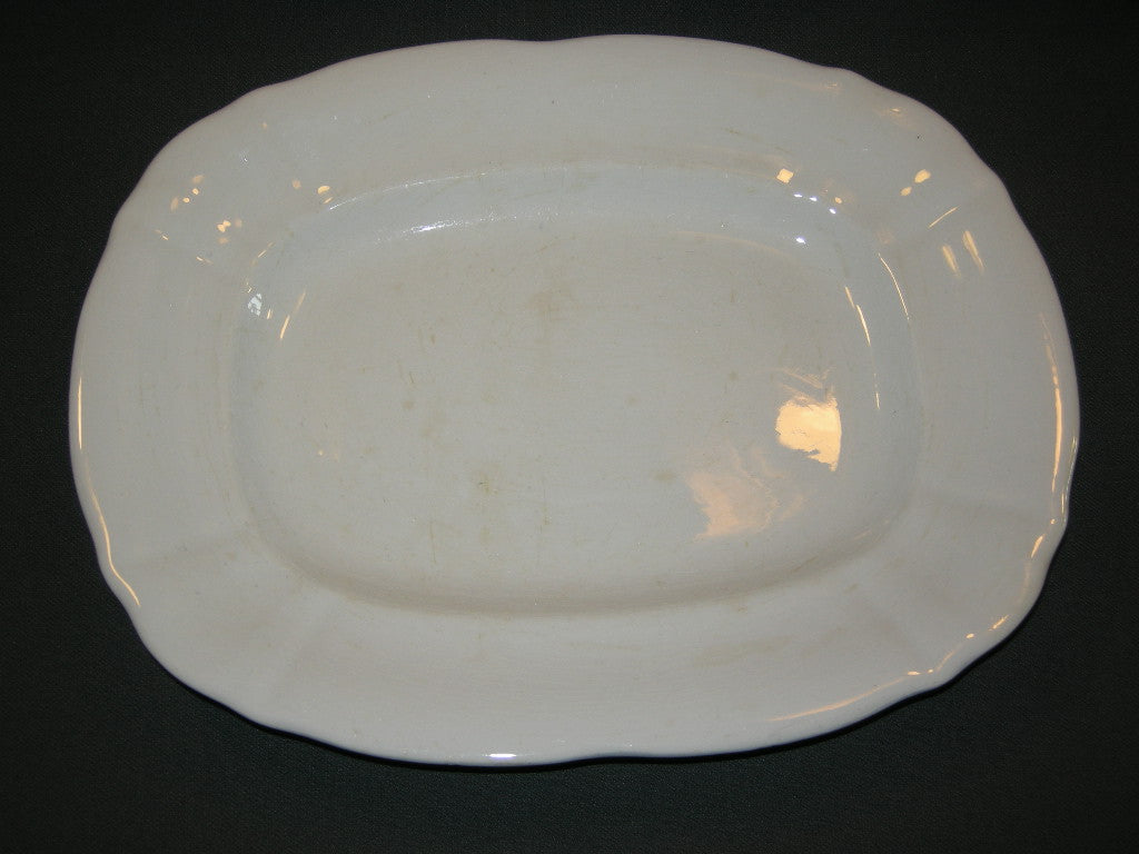 Petrus Regout Wellington 012. schaal rechthoekig 29,5 cm. met verkleuring
