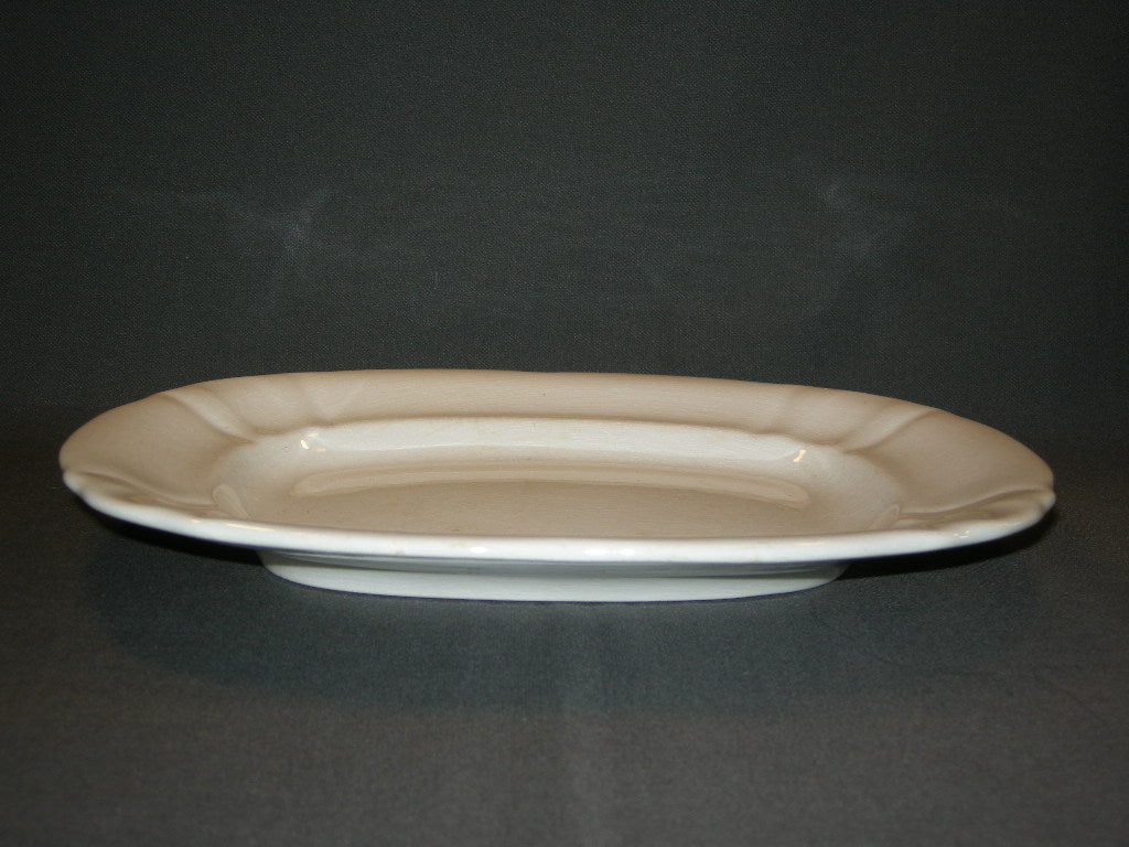 Petrus Regout Wellington 012. schaal rechthoekig 29,5 cm. met verkleuring