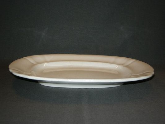 Petrus Regout Wellington 012. schaal rechthoekig 29,5 cm. met verkleuring