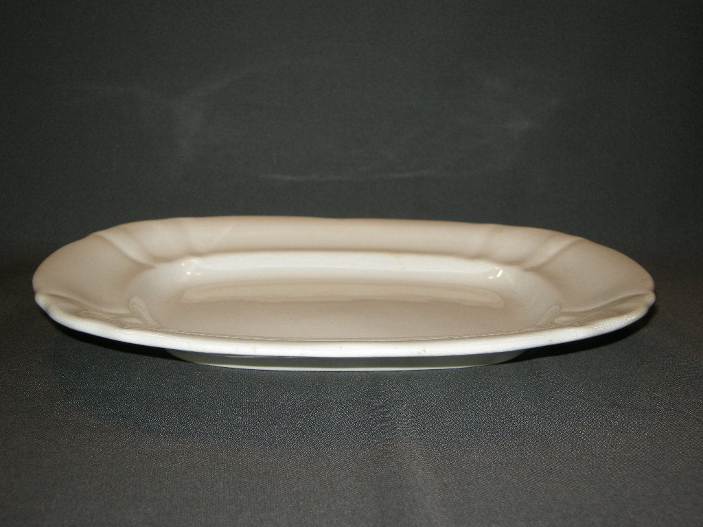 Petrus Regout Wellington 013. schaal rechthoekig 29,5 cm.