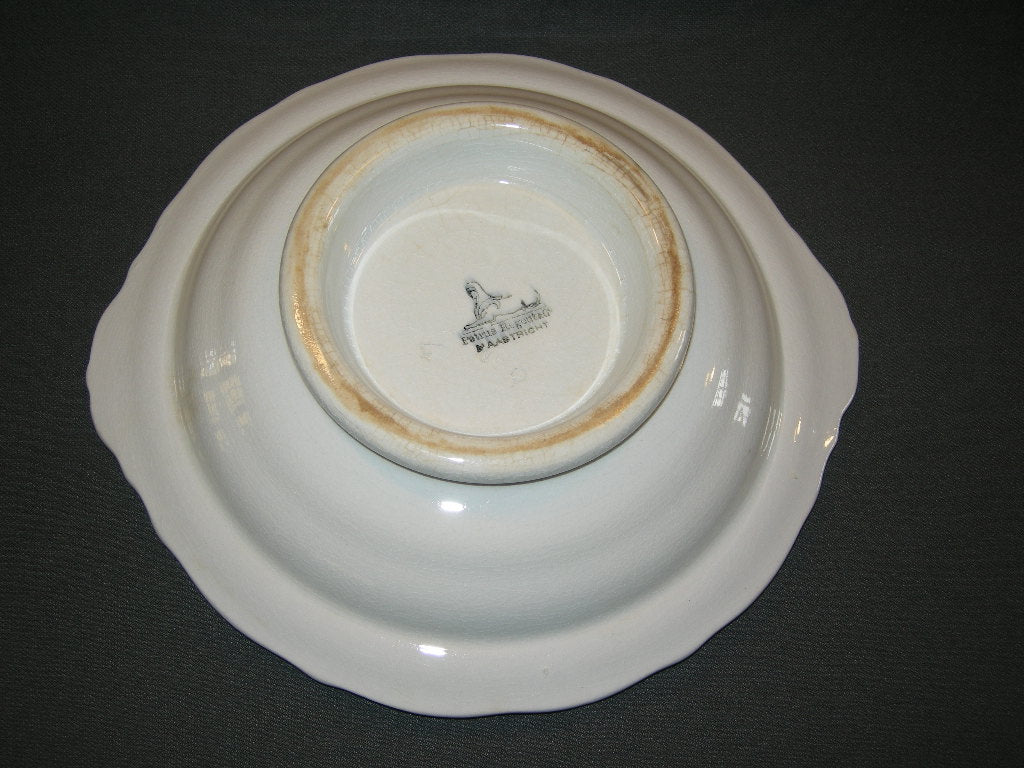 Petrus Regout Wellington 015. schaal rond op voet O23 cm.
