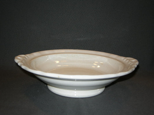 Petrus Regout Wellington 015. schaal rond op voet O23 cm.