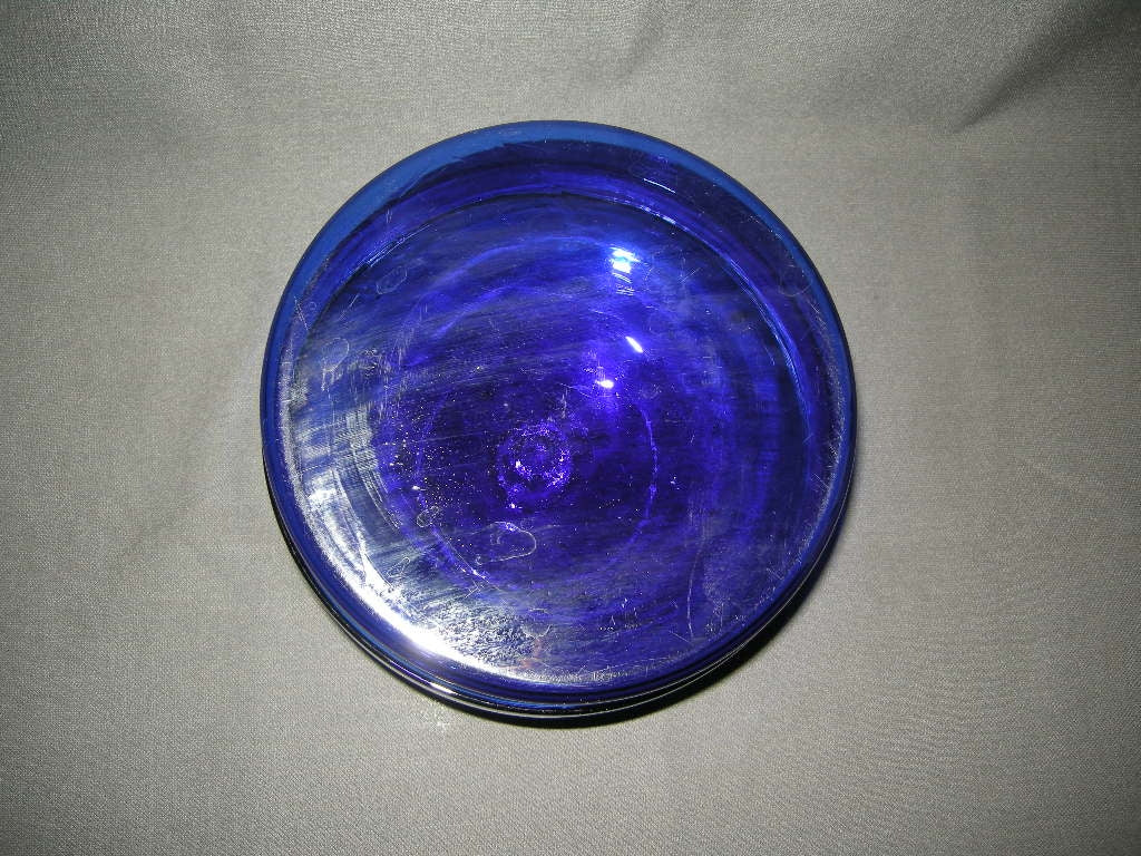 gekleurd glas 017 donkerblauwe schaal met deksel op blank voetje