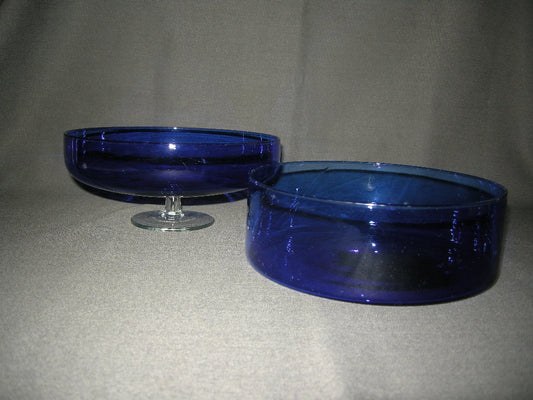 gekleurd glas 017 donkerblauwe schaal met deksel op blank voetje