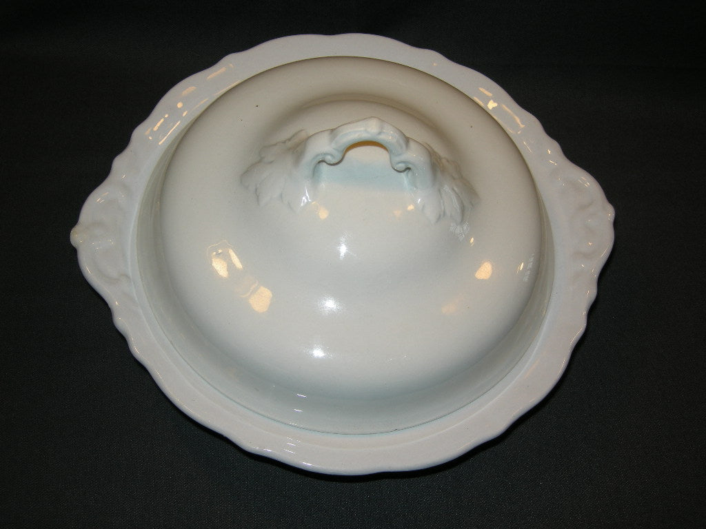 Petrus Regout Wellington 021. schaal rond op voet met deksel O26 cm.