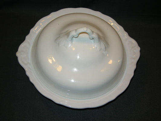 Petrus Regout Wellington 021. schaal rond op voet met deksel O26 cm.