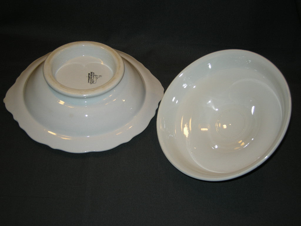 Petrus Regout Wellington 021. schaal rond op voet met deksel O26 cm.