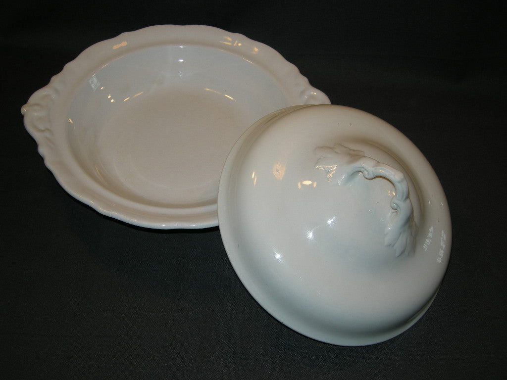 Petrus Regout Wellington 021. schaal rond op voet met deksel O26 cm.
