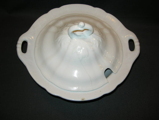 Petrus Regout Wellington 023. schaal rond op voet met deksel O27 cm.