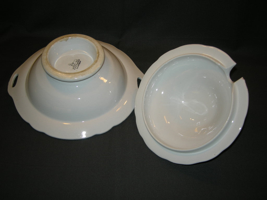 Petrus Regout Wellington 023. schaal rond op voet met deksel O27 cm.