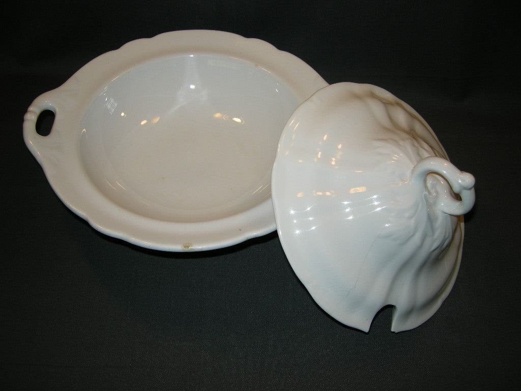 Petrus Regout Wellington 023. schaal rond op voet met deksel O27 cm.