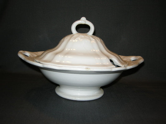 Petrus Regout Wellington 023. schaal rond op voet met deksel O27 cm.