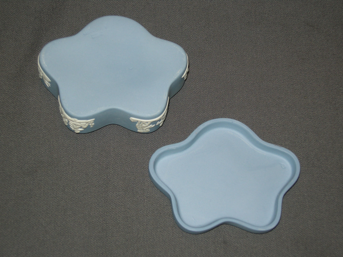 Wedgwood Jasperware blauw 026. dekselschaaltje met afbeelding paard