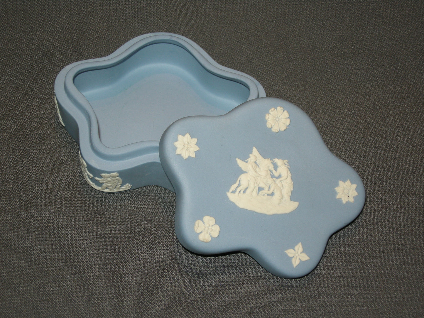 Wedgwood Jasperware blauw 026. dekselschaaltje met afbeelding paard