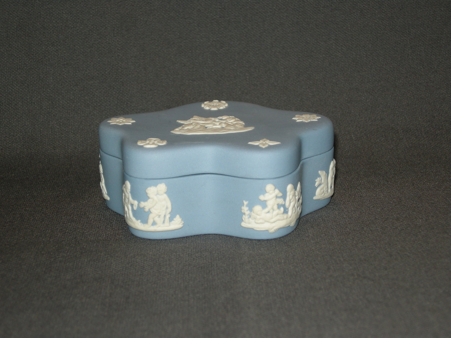 Wedgwood Jasperware blauw 026. dekselschaaltje met afbeelding paard
