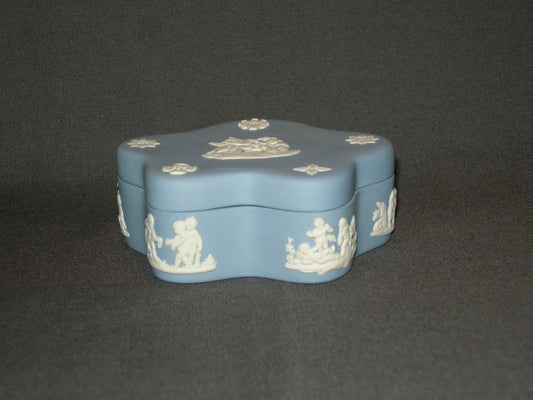 Wedgwood Jasperware blauw 026. dekselschaaltje met afbeelding paard