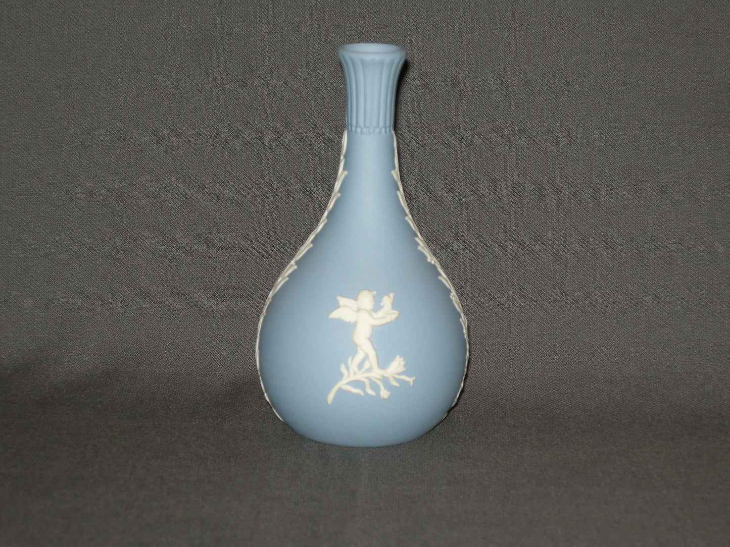 Wedgwood Jasperware blauw 028. vaasje smalle hals