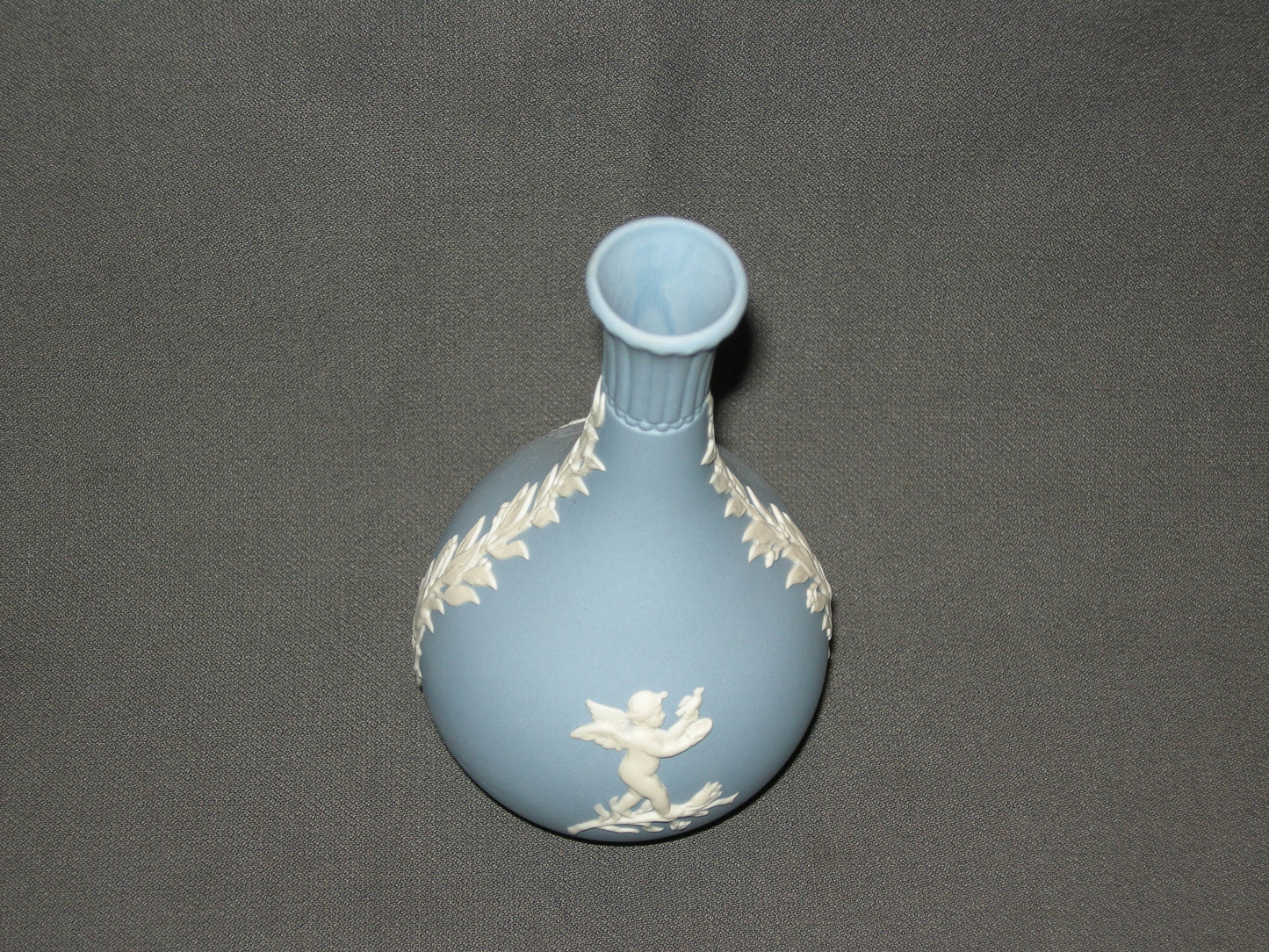Wedgwood Jasperware blauw 028. vaasje smalle hals