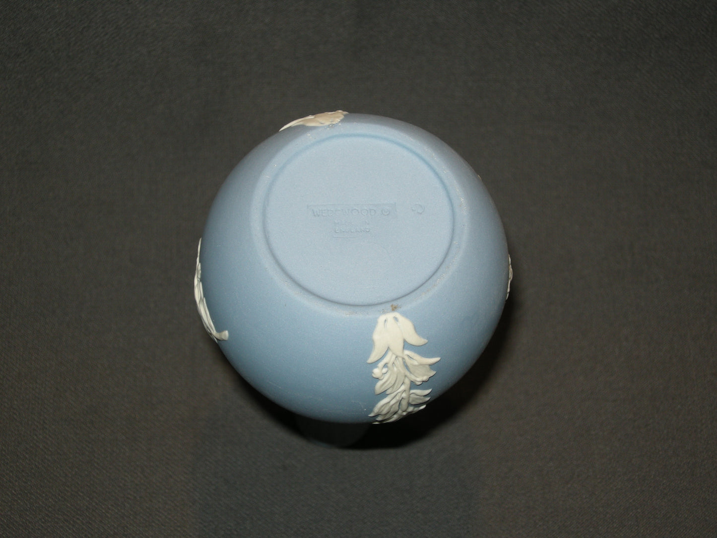 Wedgwood Jasperware blauw 028. vaasje smalle hals