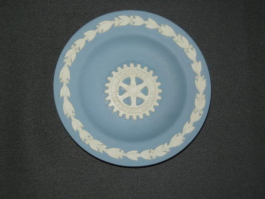 Wedgwood Jasperware blauw 039. bordje O11,3 cm. Rotary international