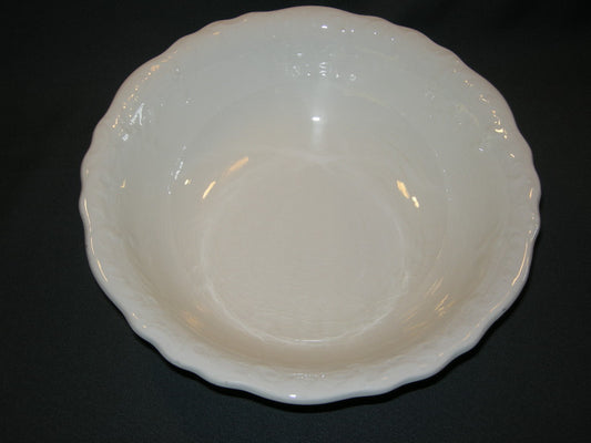 Petrus Regout wit 041. schaal met reliefrand O25,5 cm.