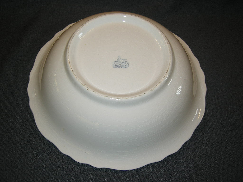 Petrus Regout wit 041. schaal met reliefrand O25,5 cm.