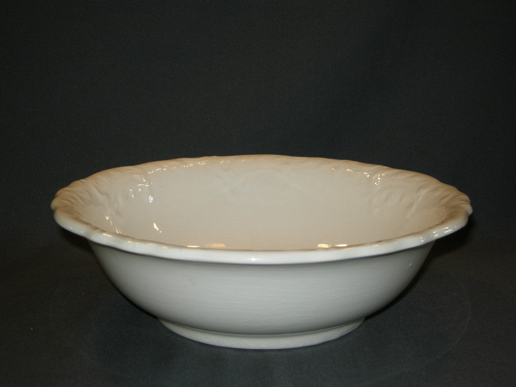 Petrus Regout wit 041. schaal met reliefrand O25,5 cm.