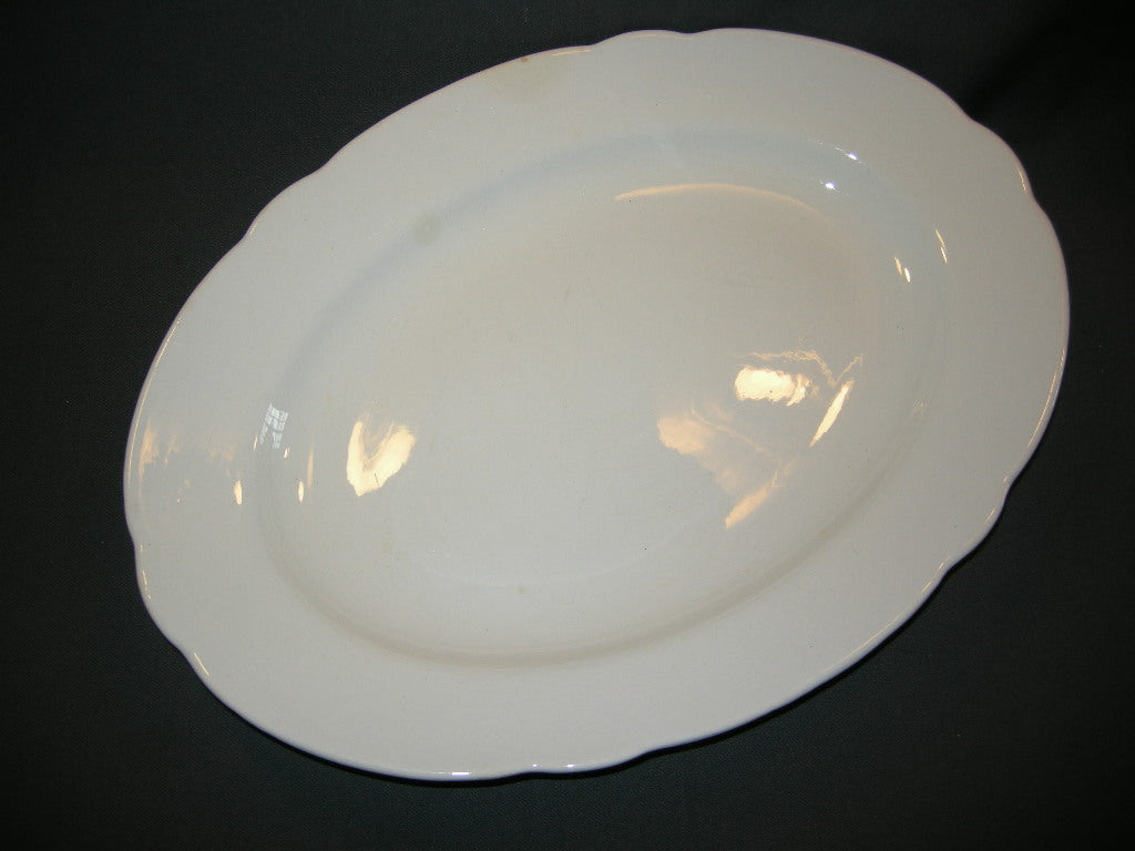 Petrus Regout wit 045. vleesschaal 39,5 cm.