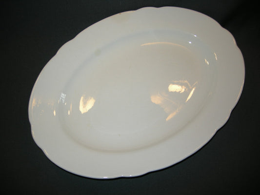 Petrus Regout wit 045. vleesschaal 39,5 cm.