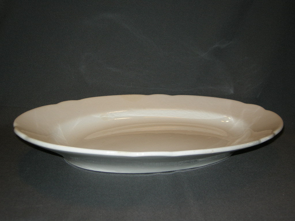 Petrus Regout wit 045. vleesschaal 39,5 cm.