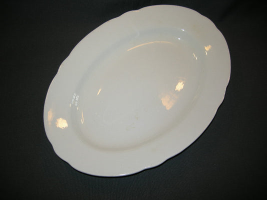 Petrus Regout wit 046. vleesschaal 34 cm.