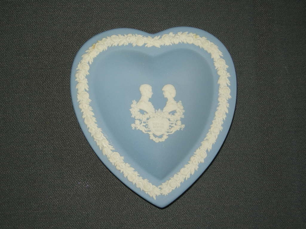 Wedgwood Jasperware blauw 046. hartje Royal Birth 1982